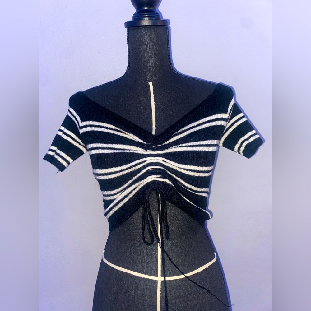 Black and white crop Size L